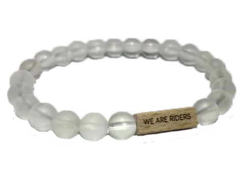 We Are Riders náramek bílé korálky dřevěná visačka WE ARE RIDERS