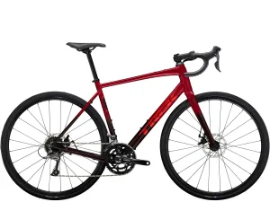 Trek silniční kolo Domane AL 2 Gen 4 Crimson to Dark Carmine Fade