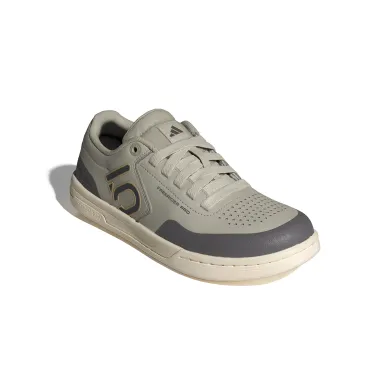 ElementStore - ID2450_6_FOOTWEAR_Photography_Front Lateral Top View_white