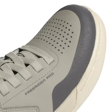 ElementStore - ID2450_8_FOOTWEAR_Photography_Detail View 1_white