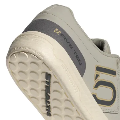 ElementStore - ID2450_9_FOOTWEAR_Photography_Detail View 2_white