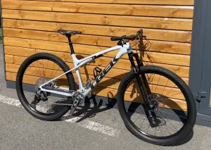 Zánovní Trek SUPERCALIBER SL 9.7 AXS Gen 2 Plasma Grey Pearl velikost L