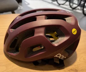 POC OCTAL MIPS Garnet Red Matt – cyklistická přilba s drobnými oděrkami