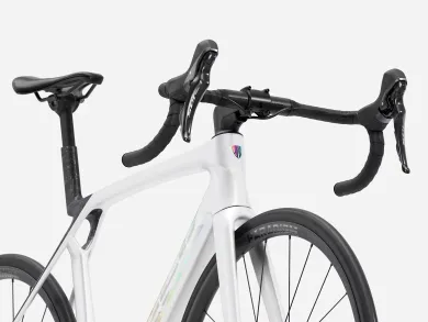 ElementStore - trek-silnicni-kolo-madone-sl-5-gen-8-gloss-crystal-white-matte-deep-smoke-5