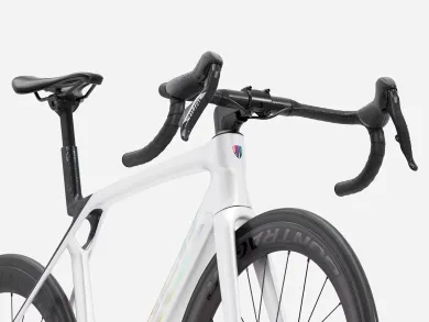 ElementStore - trek-silnicni-kolo-madone-sl-6-axs-gen-8-gloss-crystal-white-matte-deep-smoke-5