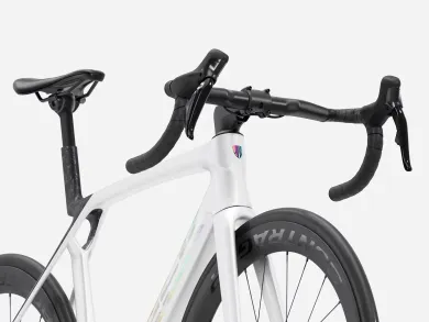 ElementStore - trek-silnicni-kolo-Madone-SL-7-Gen-8-Gloss-CrystalWhite-Matte-Deep-Smoke-5